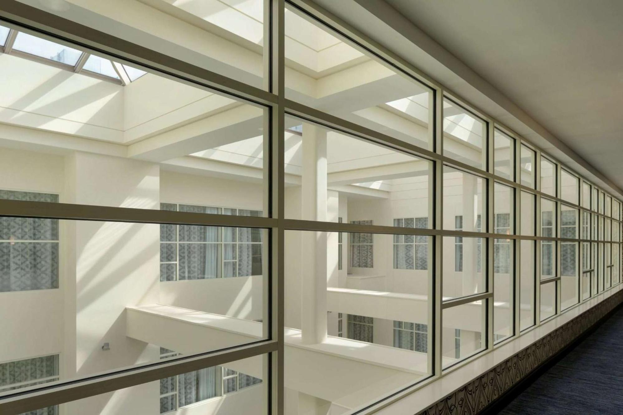 Embassy Downtown 4*