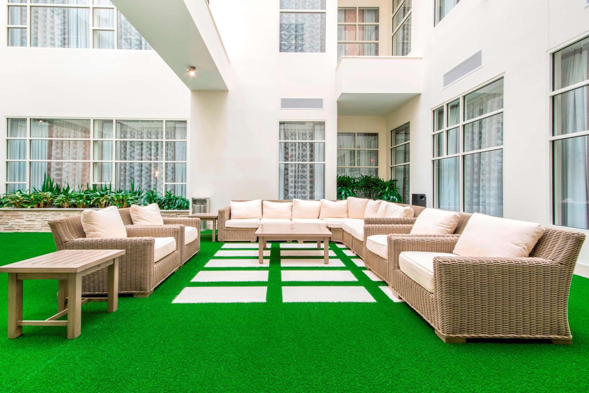 Embassy Downtown Hotel 4*