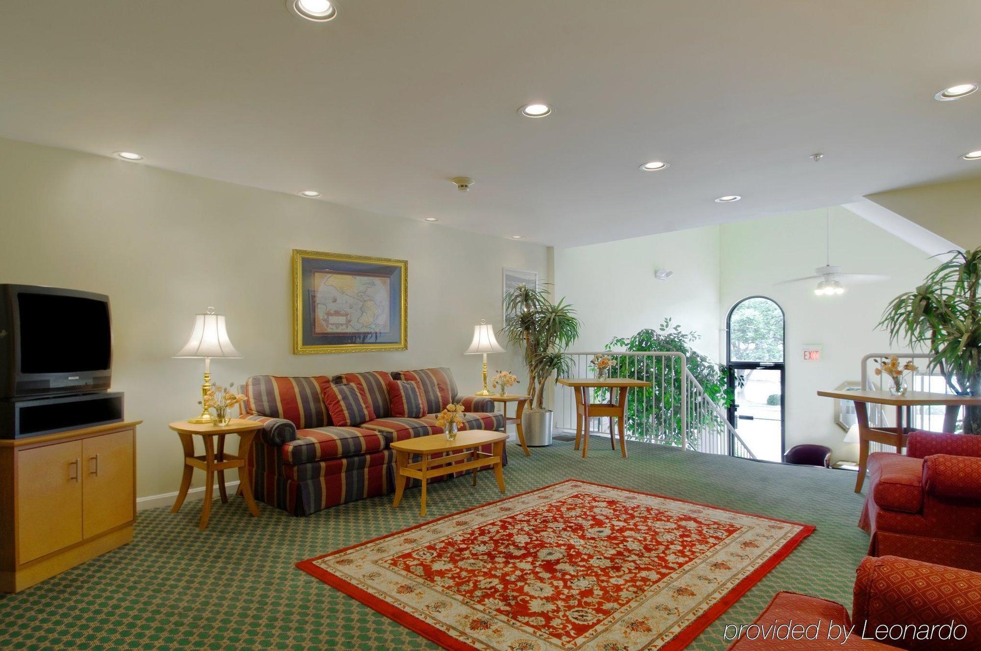 Suburban East Hotel 2*