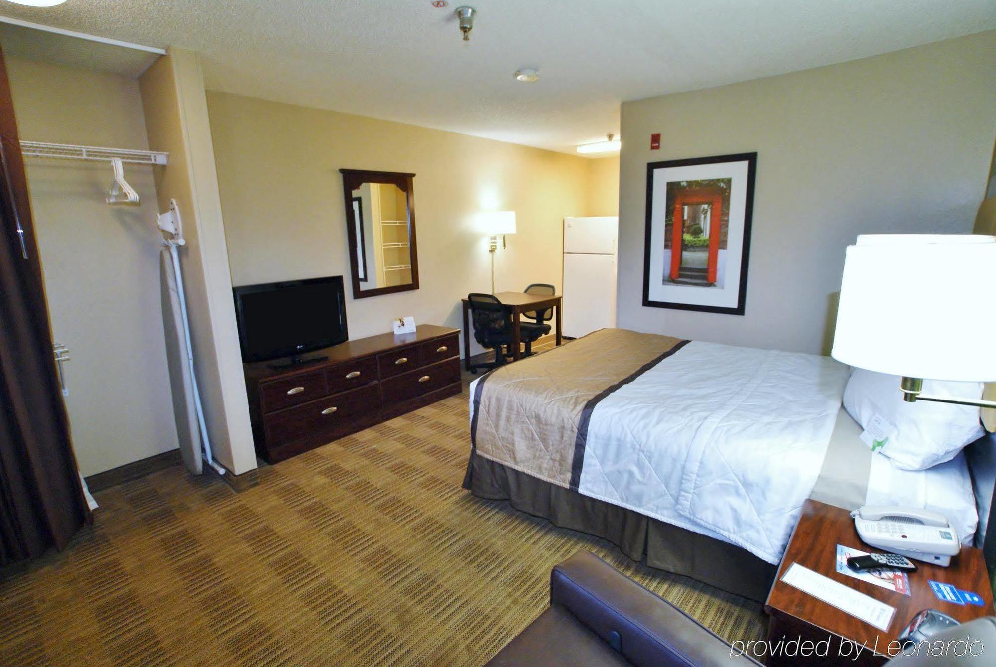 Extended America - - Dutchman Hotel 2*