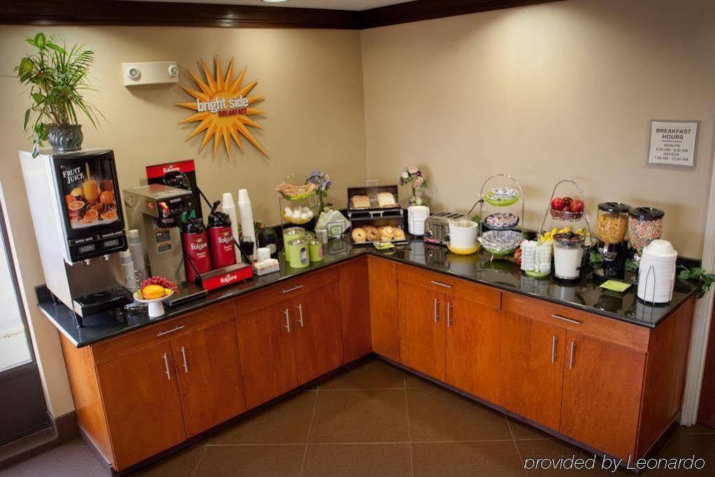 La Quinta & By Wyndham East Hotel