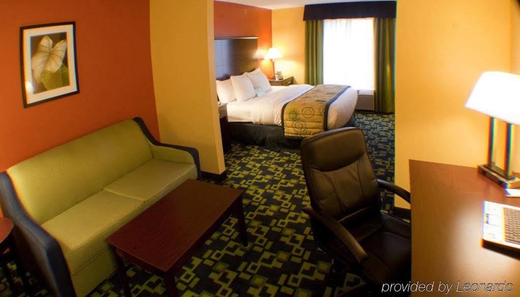 Hotel La Quinta & By Wyndham East Louisville