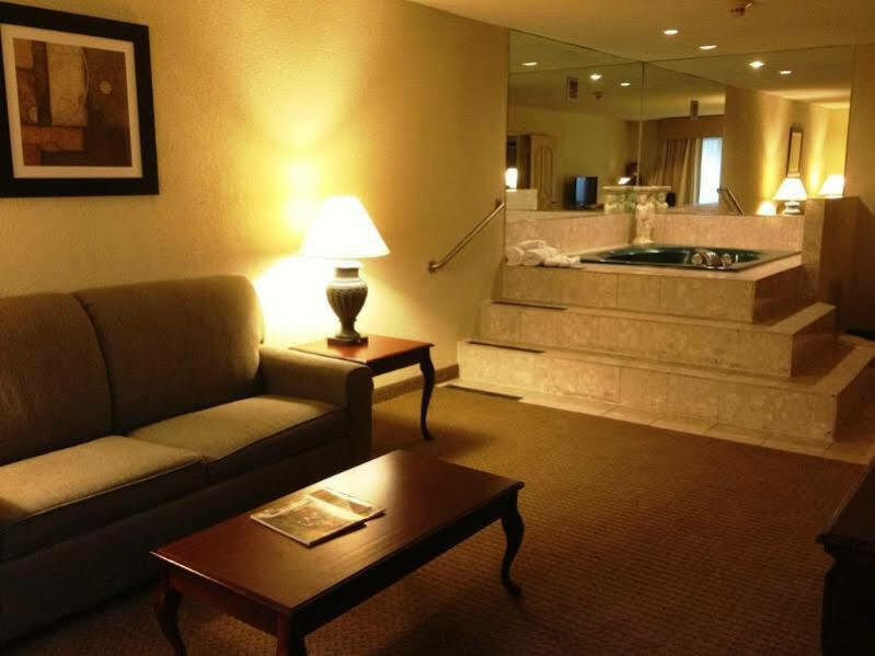 Ramada Plaza And Conference Center