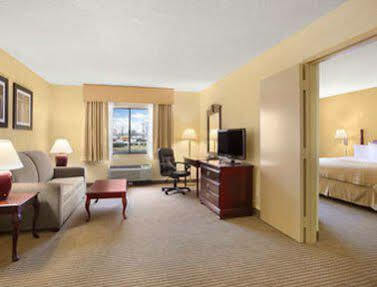 Hotel Ramada Plaza And Conference Center