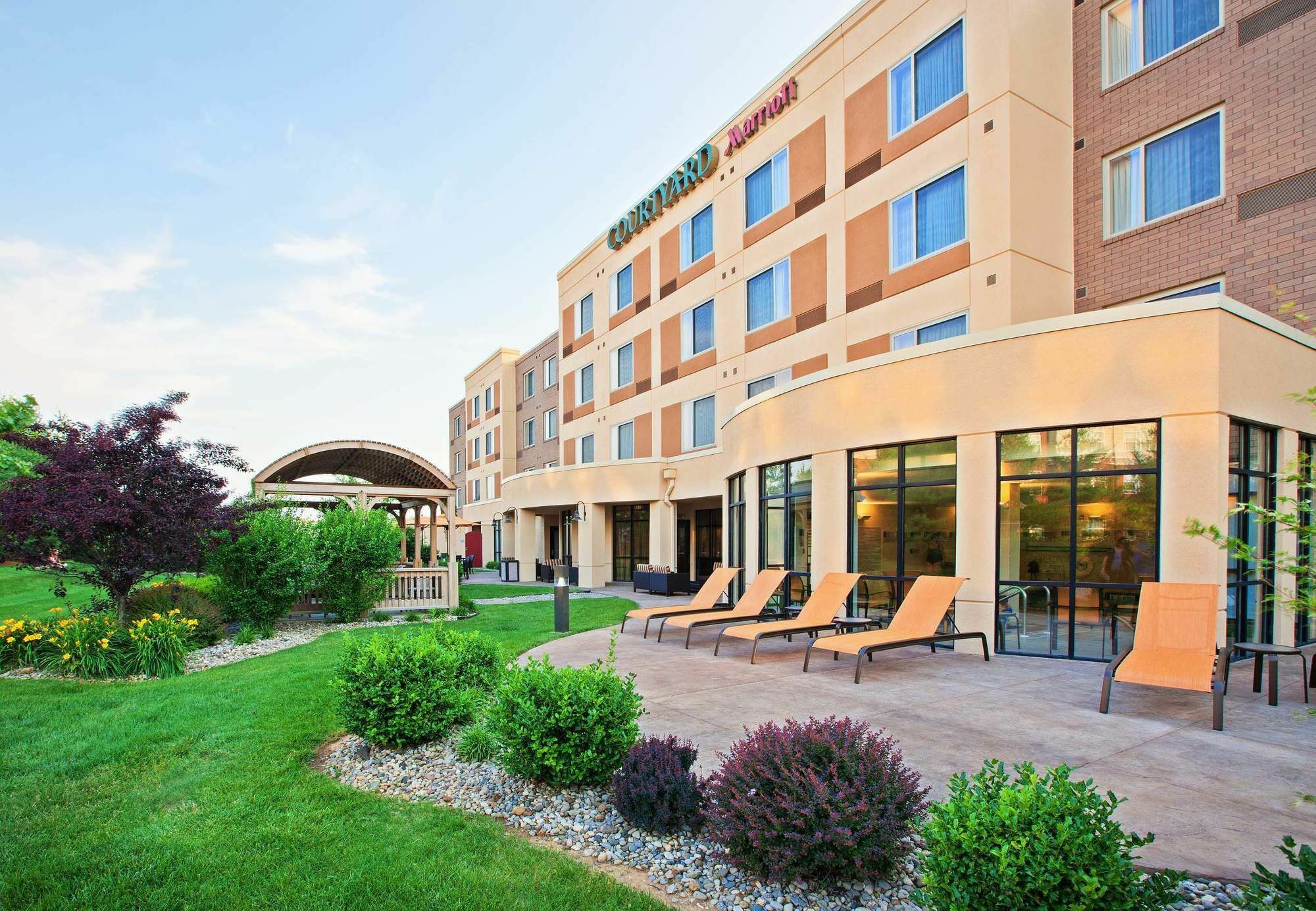 Courtyard Northeast 3*