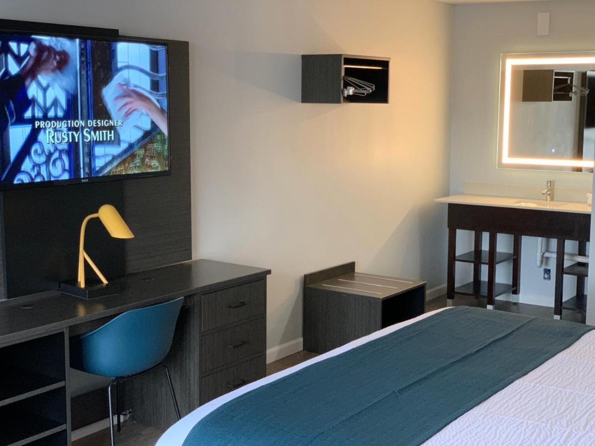 Hotel 6 Louisville, Ky- Airport/ Fair Expo