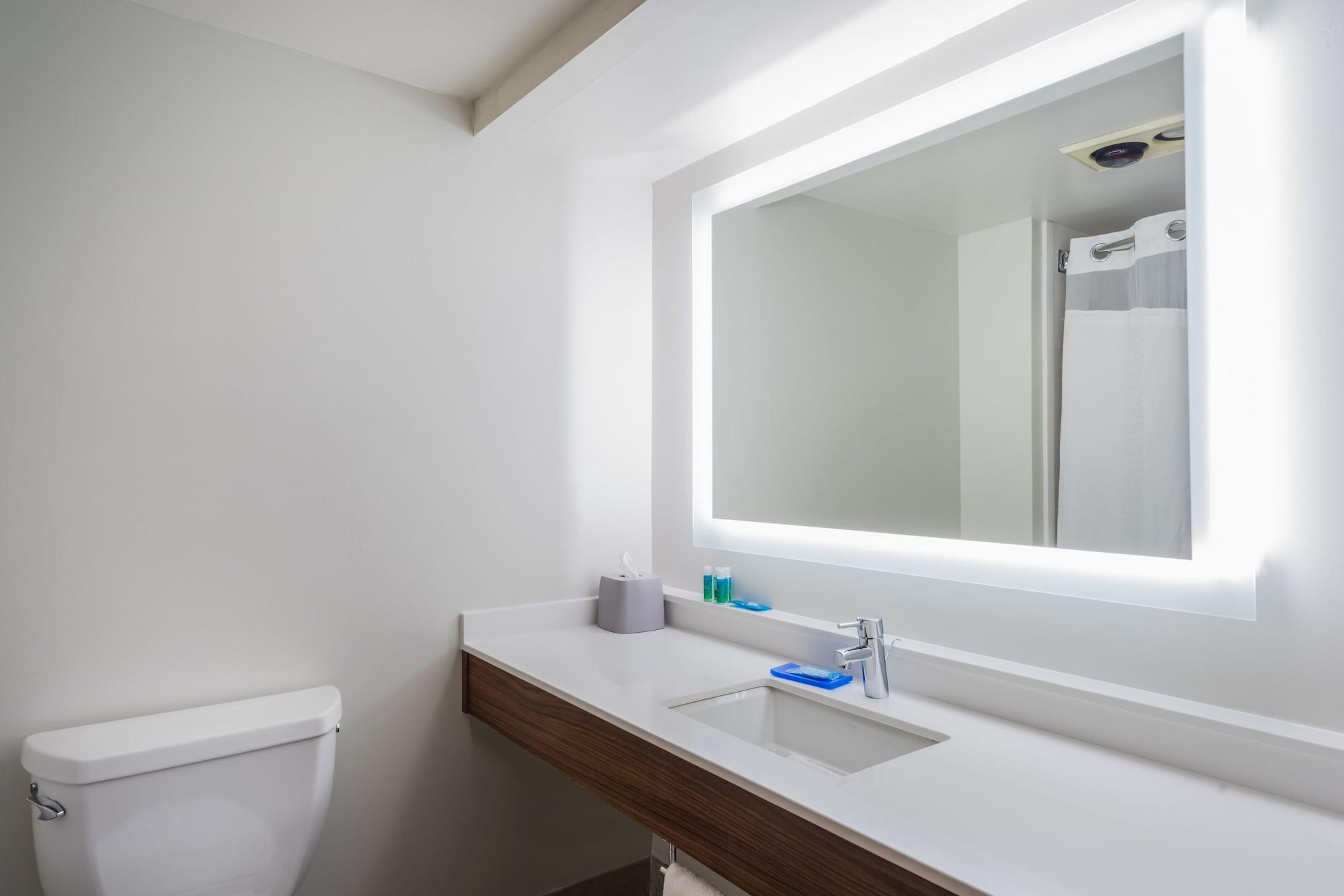 Holiday Express & East By Ihg Hotel Louisville