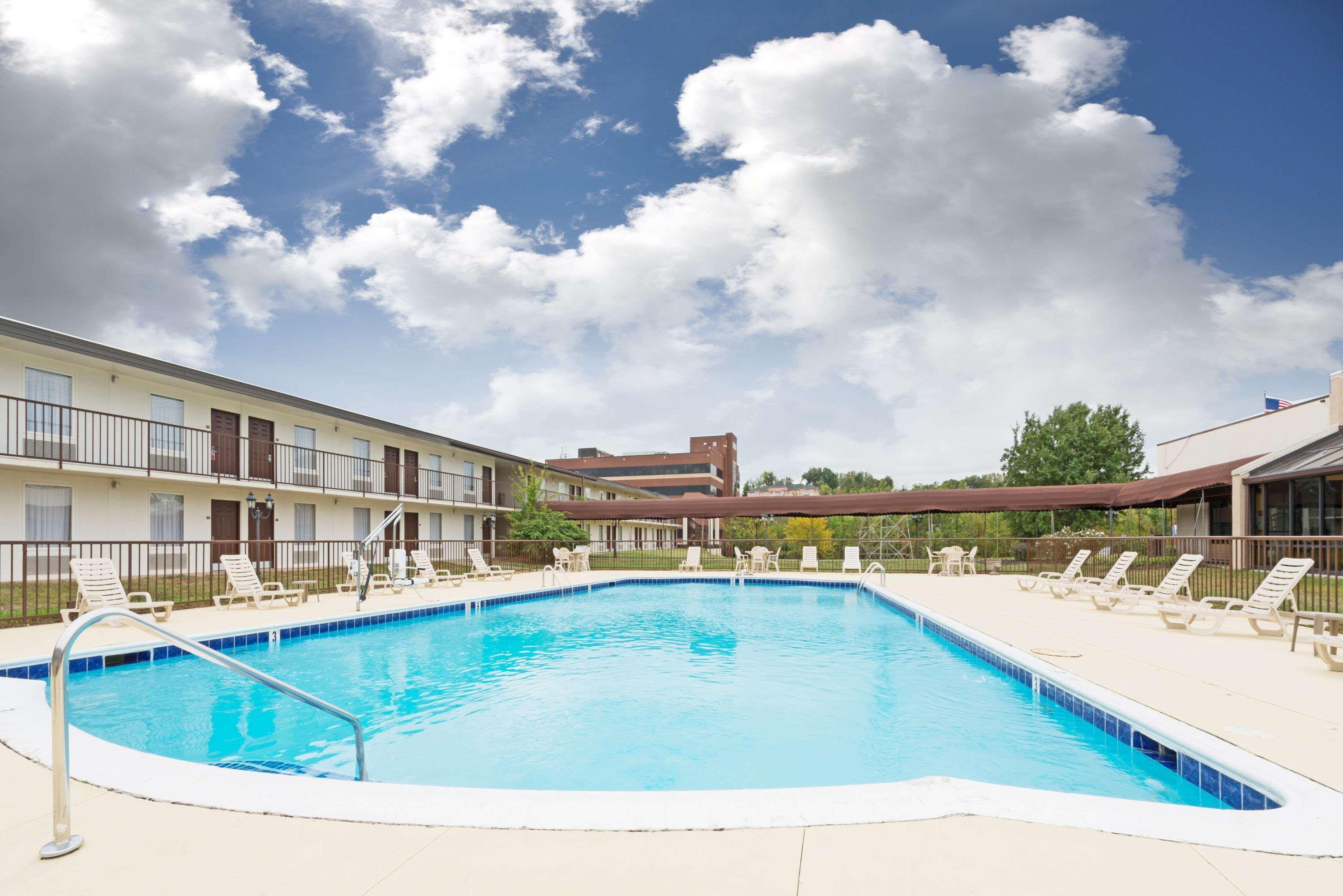Ramada By Wyndham North 3* Louisville