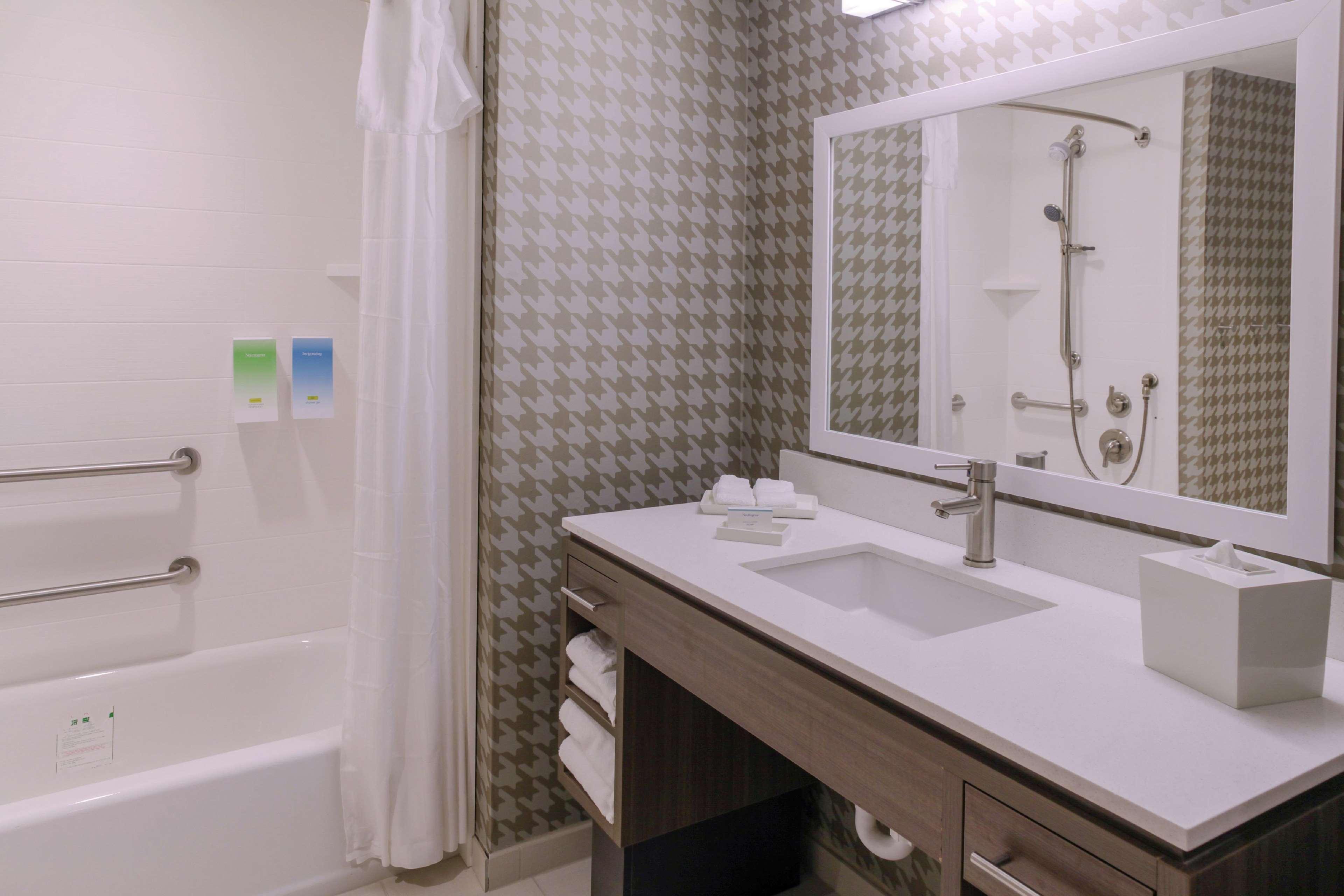 Hotel Home2 By Hilton Airport Expo Center