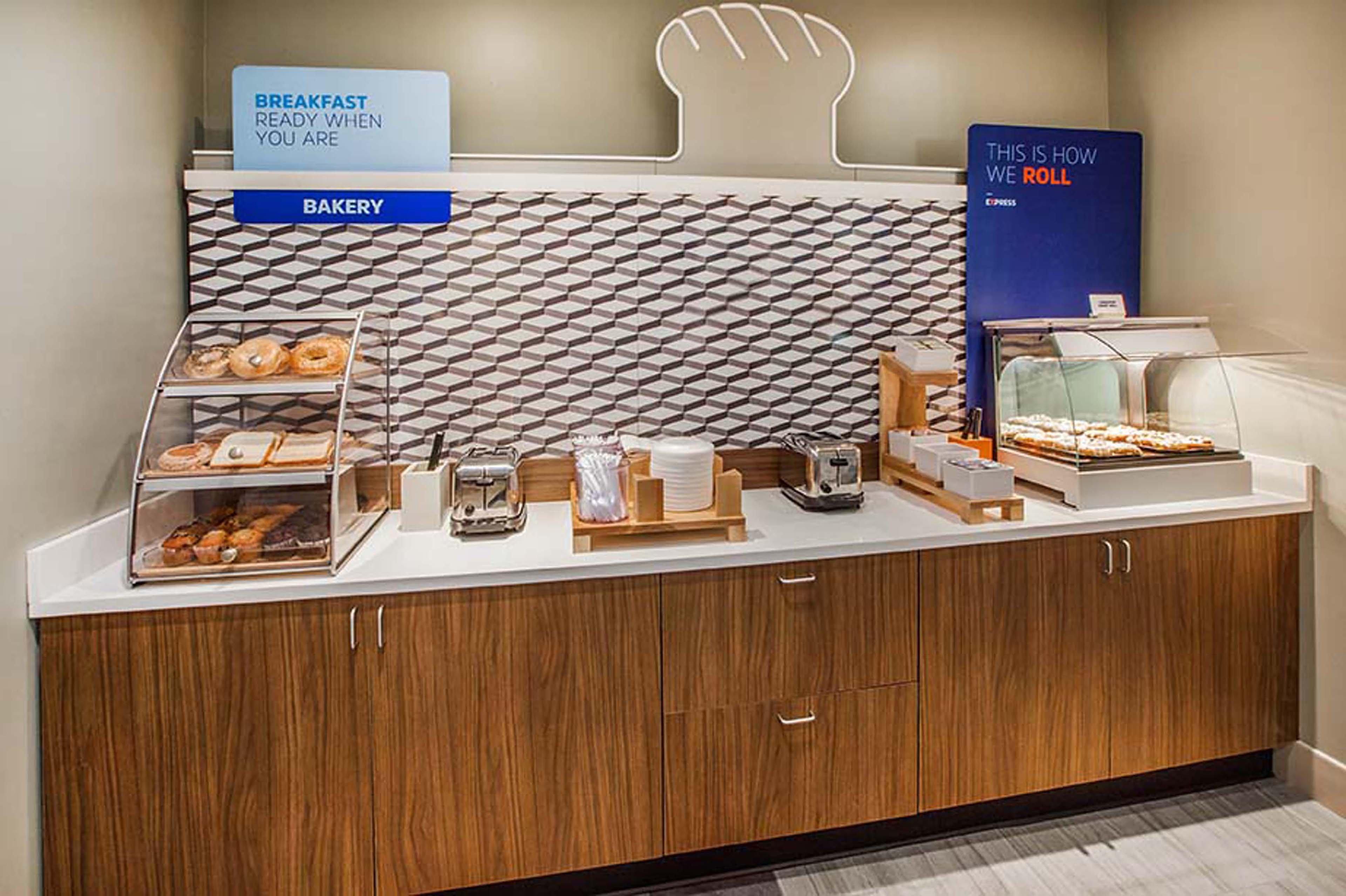 Holiday Express & East By Ihg Louisville