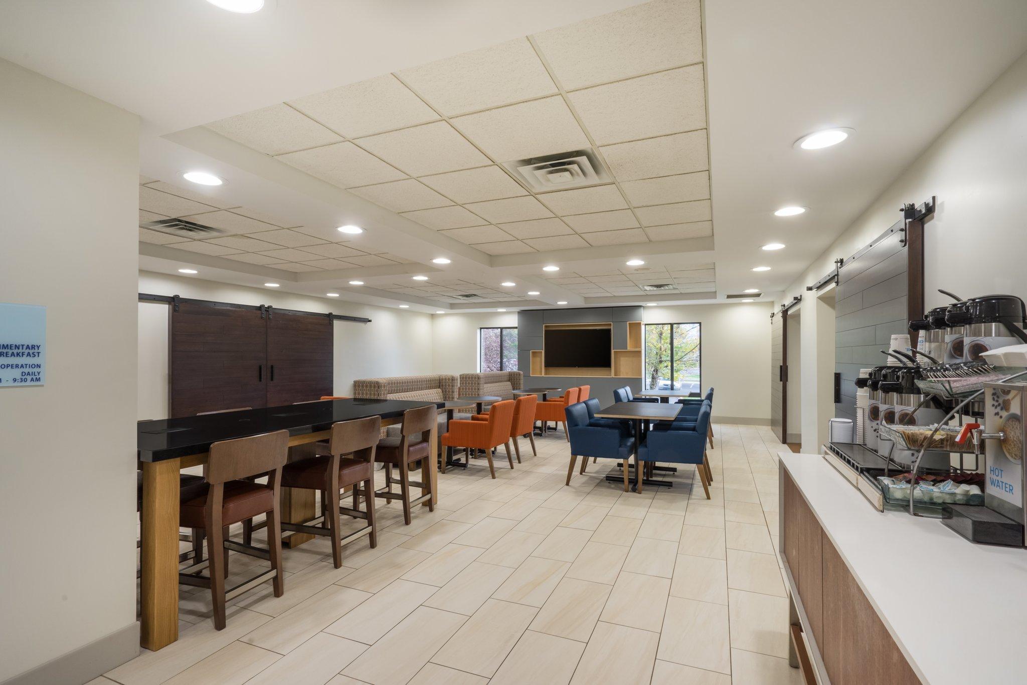 Holiday Express & East By Ihg Hotel Louisville