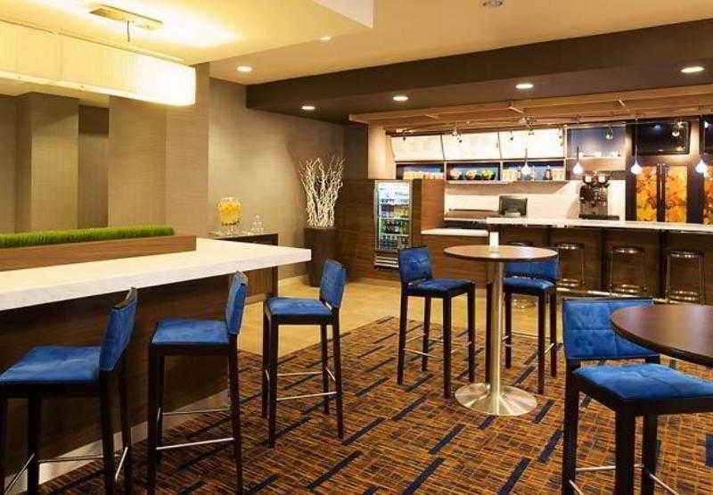 Courtyard Airport Hotel 3*