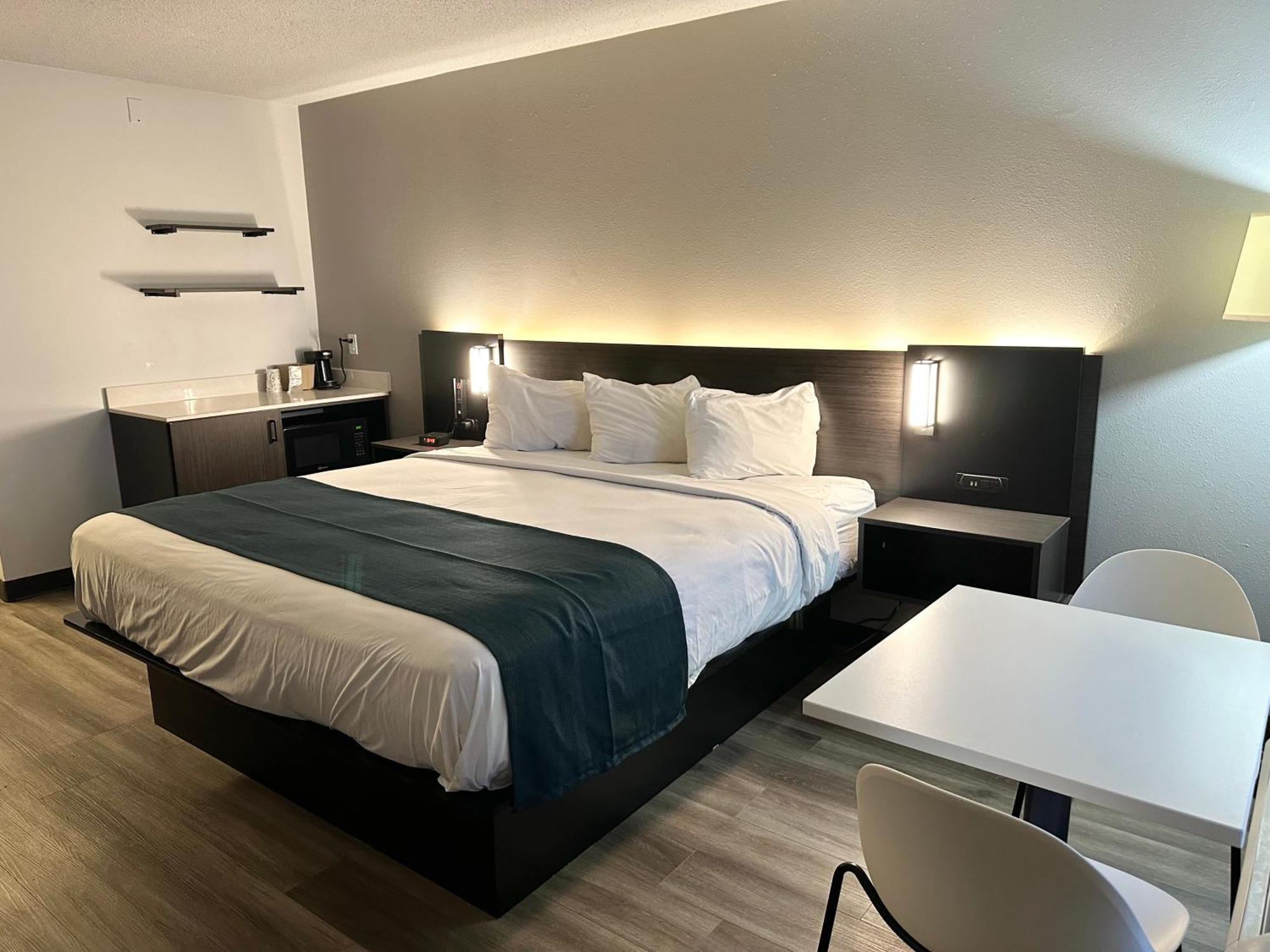 Hotel 6 Ky Airport/expo Center