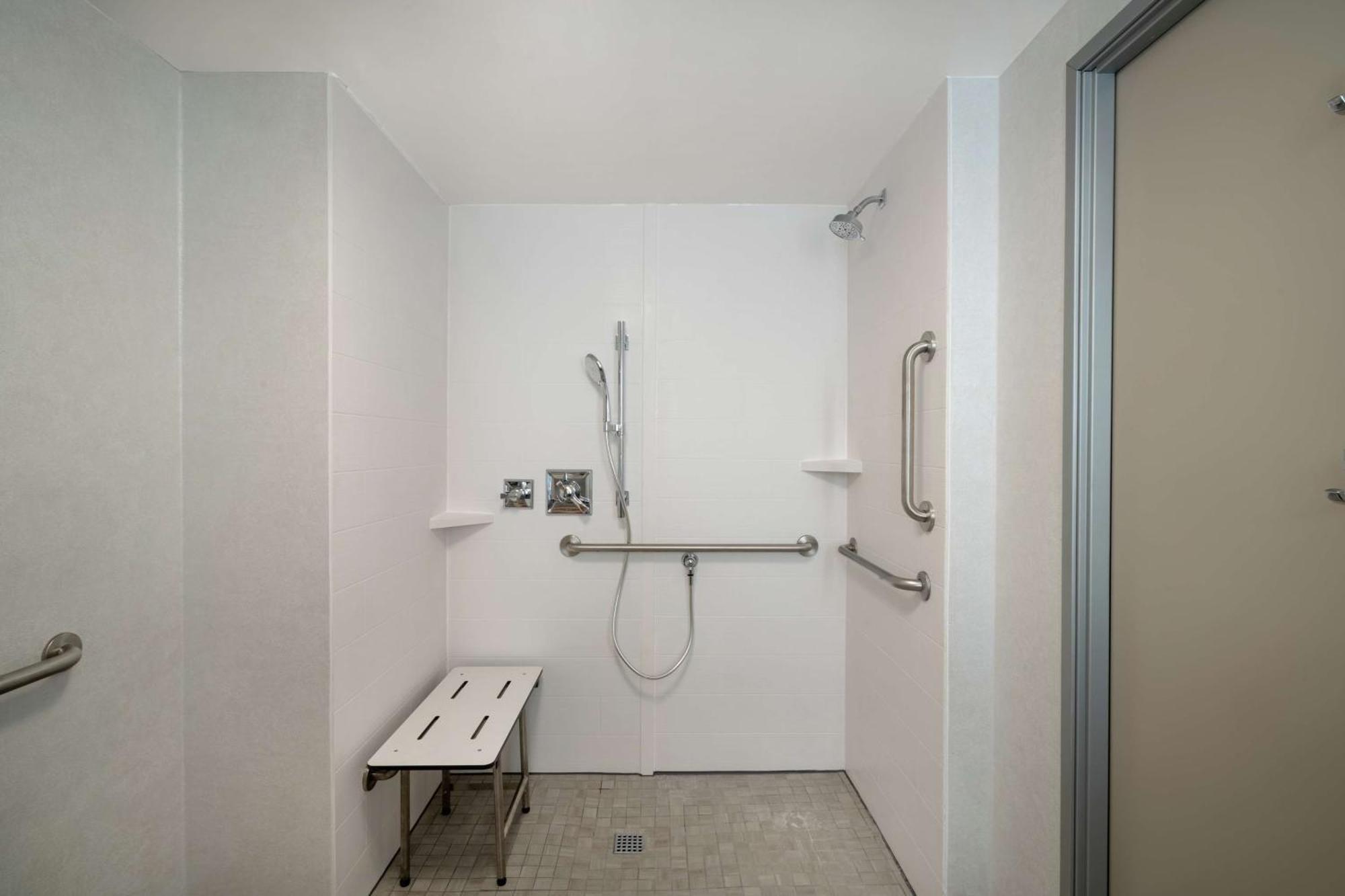 Hilton Garden East 3*