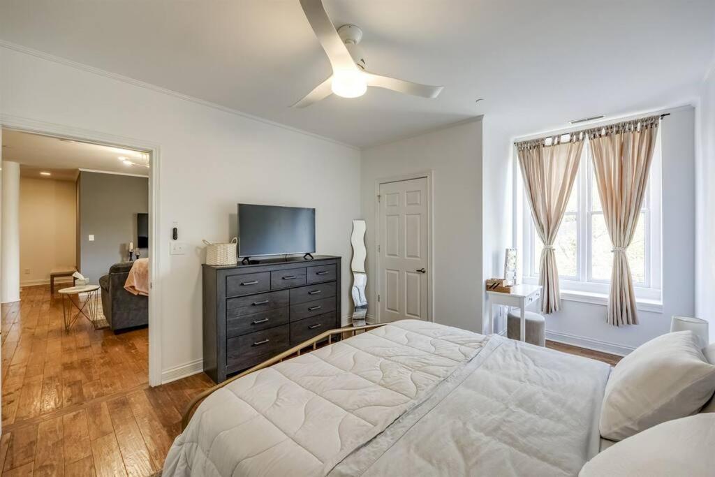 Downtown Condo- King Bed, Near Sites