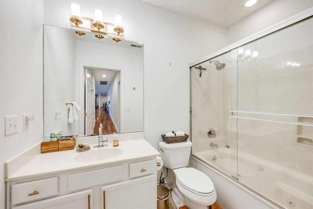 Downtown Condo- King Bed, Near Sites Apartment *