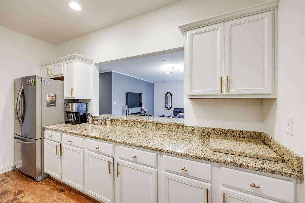 Downtown Condo- King Bed, Near Sites * Louisville