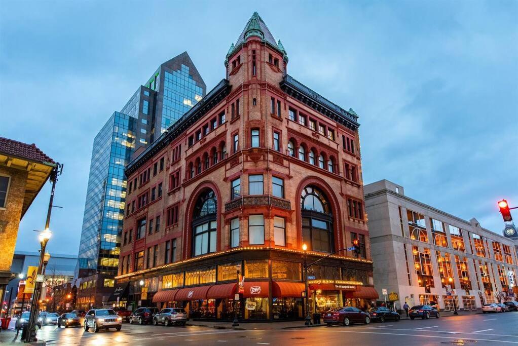 Downtown Condo- King Bed, Near Sites Louisville