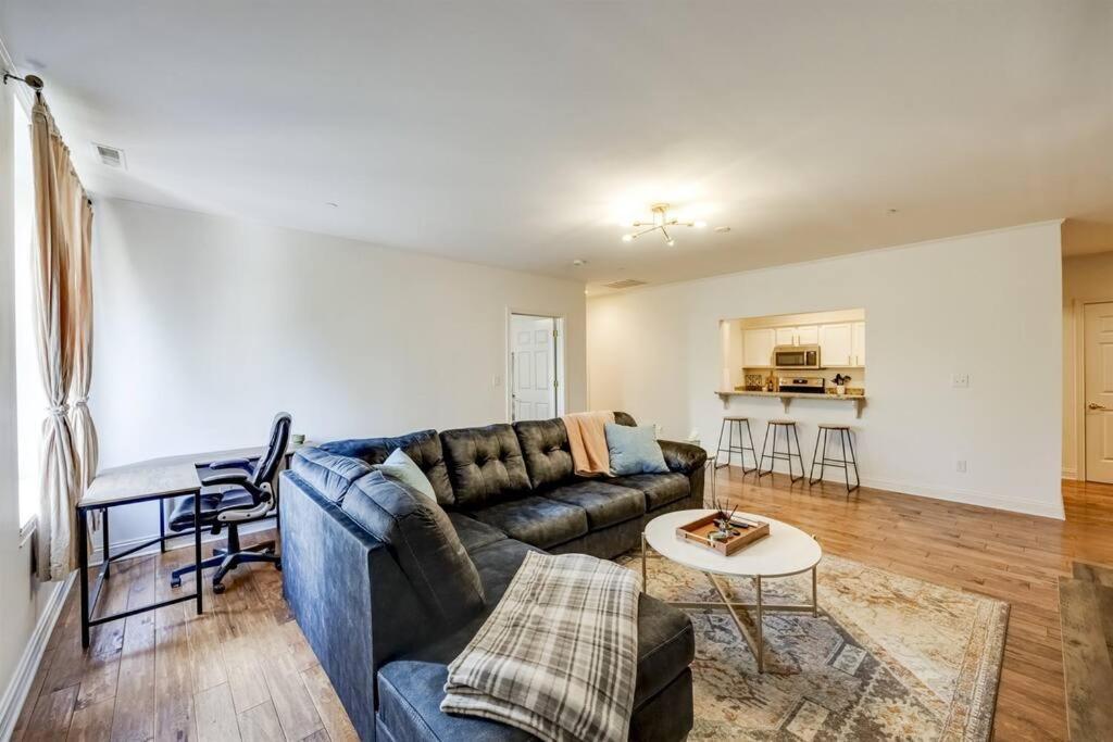 Apartment Downtown Condo- King Bed, Near Sites *