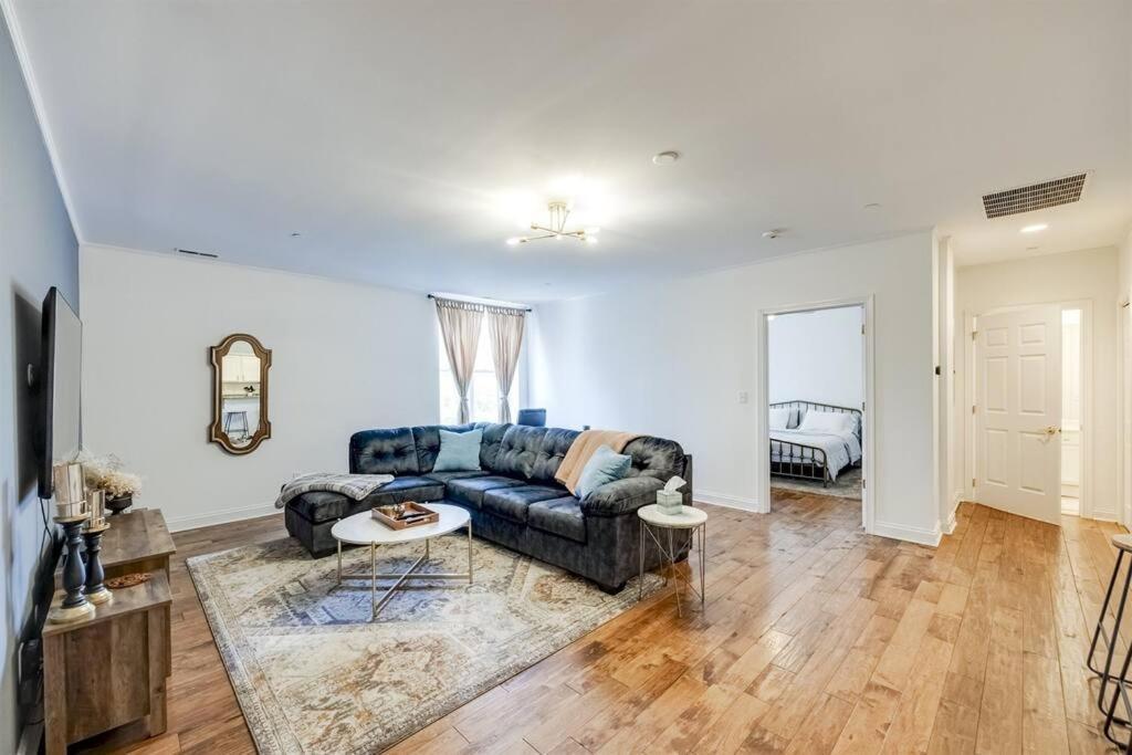 Apartment Downtown Condo- King Bed, Near Sites Louisville
