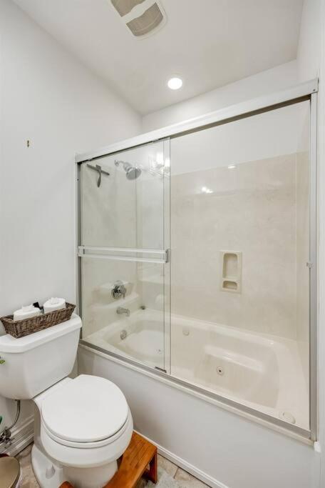 Apartment Downtown Condo- King Bed, Near Sites