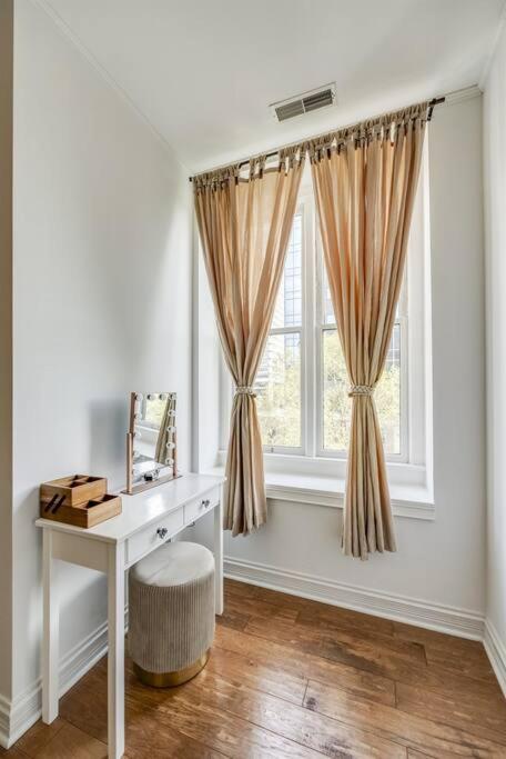 Downtown Condo- King Bed, Near Sites *