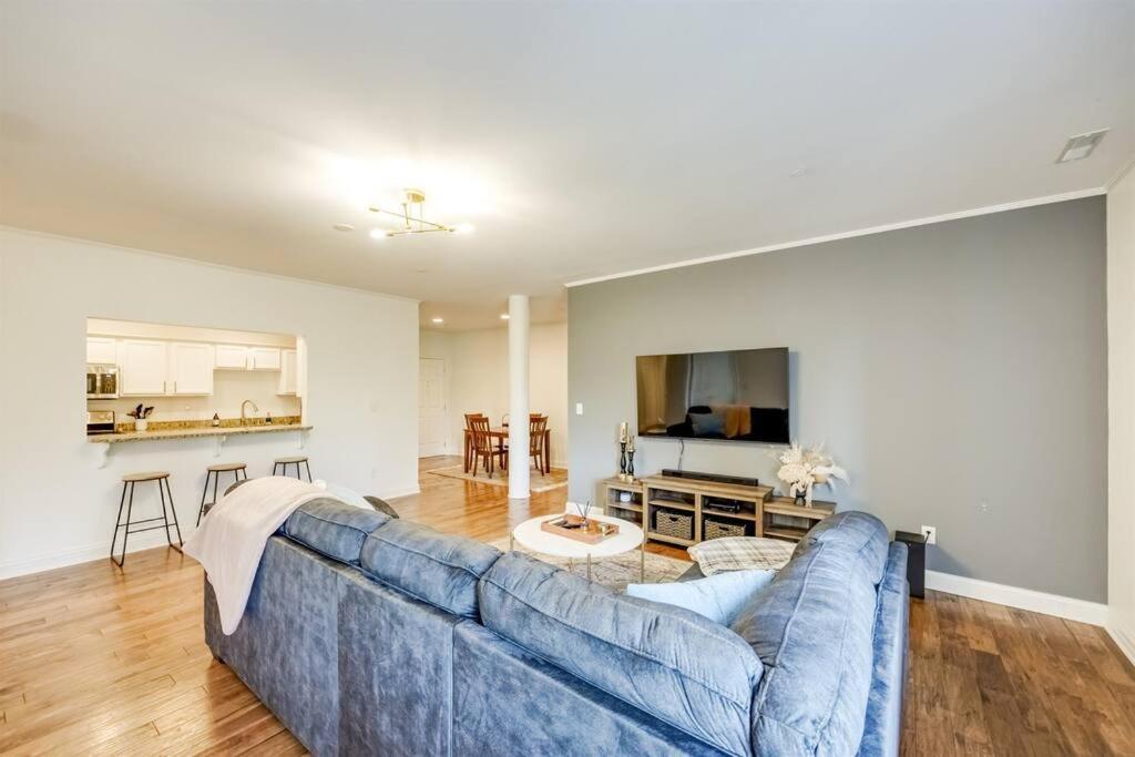 Downtown Condo- King Bed, Near Sites Louisville