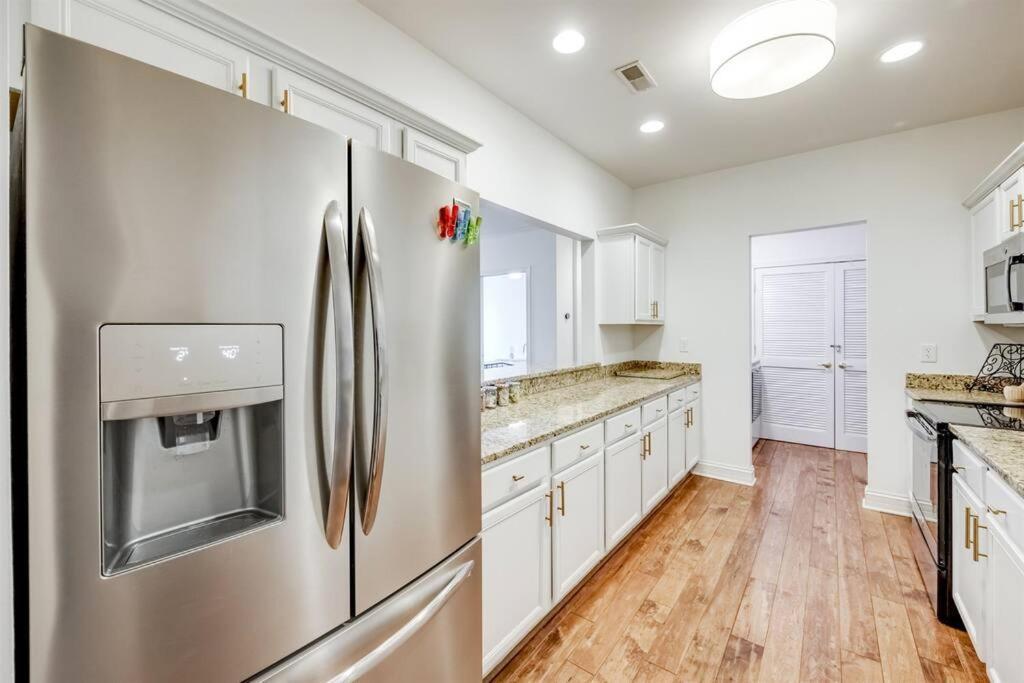 Apartment Downtown Condo- King Bed, Near Sites *