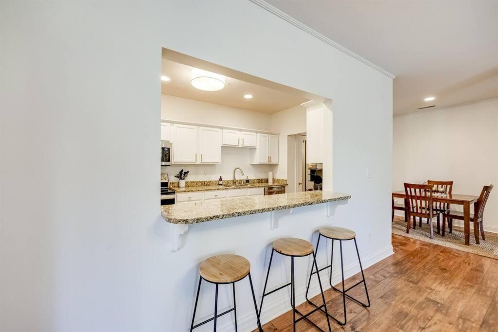 Apartment Downtown Condo- King Bed, Near Sites Louisville