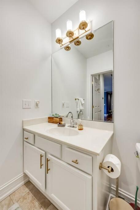 Downtown Condo- King Bed, Near Sites