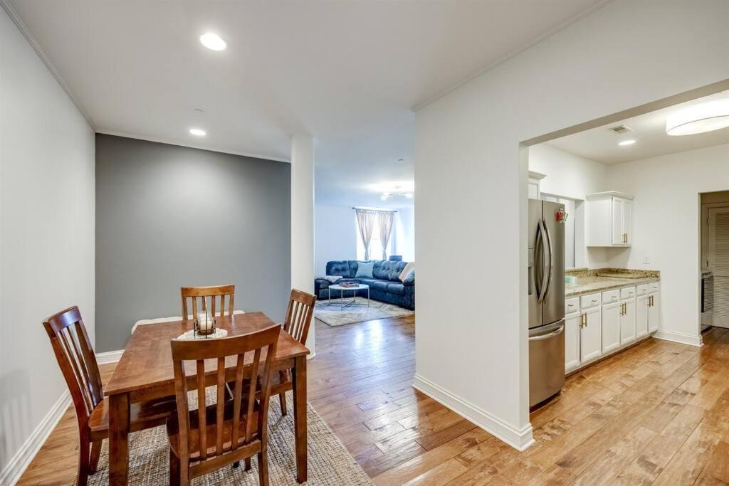 Downtown Condo- King Bed, Near Sites Apartment Louisville