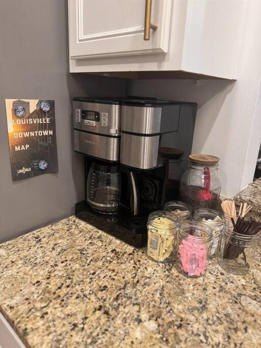 Downtown Condo- King Bed, Near Sites Louisville