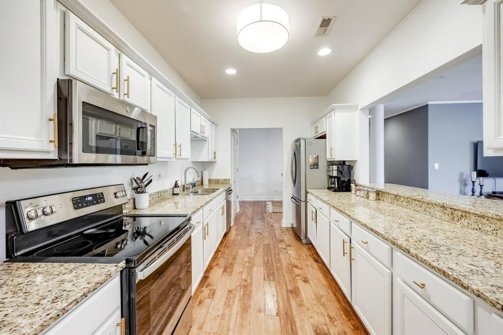 Apartment Downtown Condo- King Bed, Near Sites Louisville
