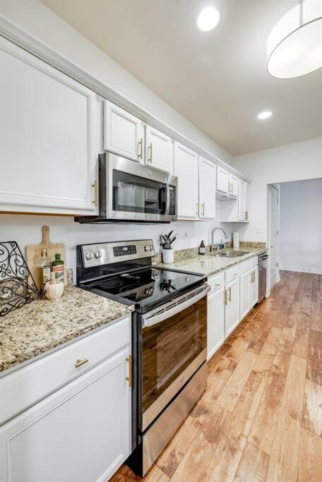Downtown Condo- King Bed, Near Sites *