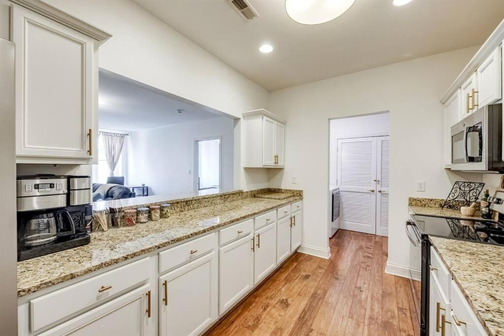 Apartment Downtown Condo- King Bed, Near Sites