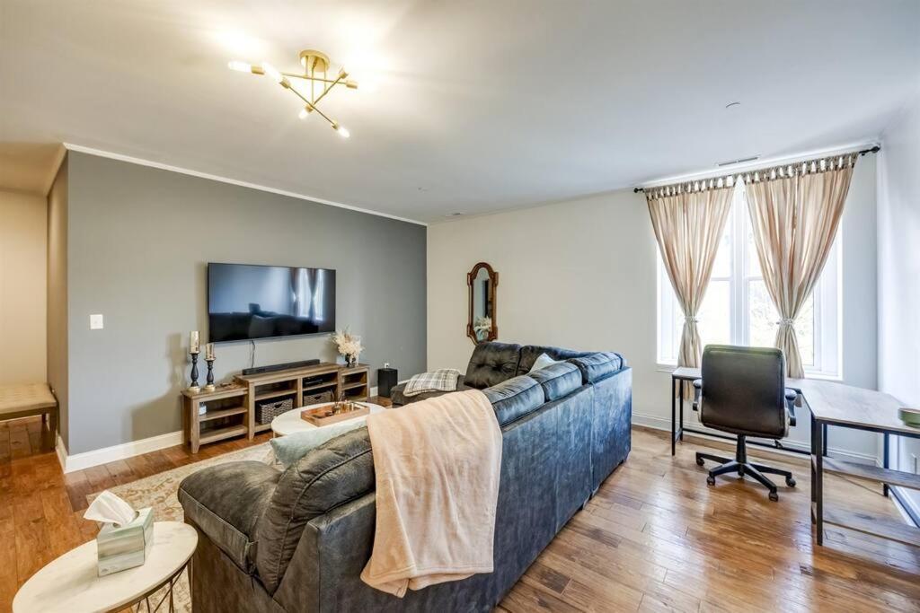 Apartment Downtown Condo- King Bed, Near Sites *