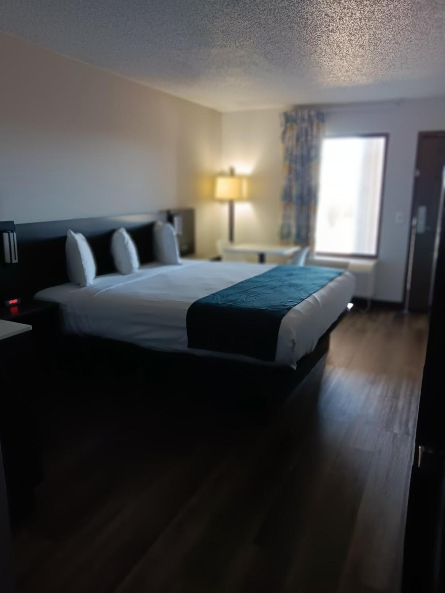 Hotel 6 Ky Airport/expo Center 2*
