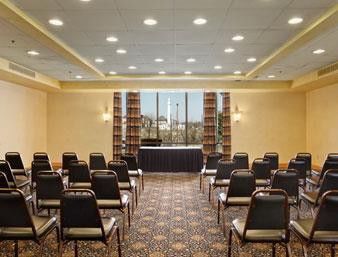 Ramada By Wyndham North Louisville