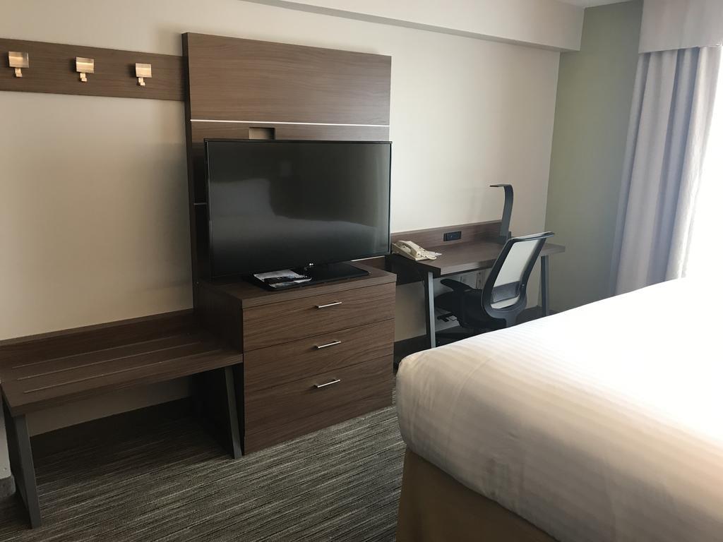 Holiday Express & East By Ihg 2*