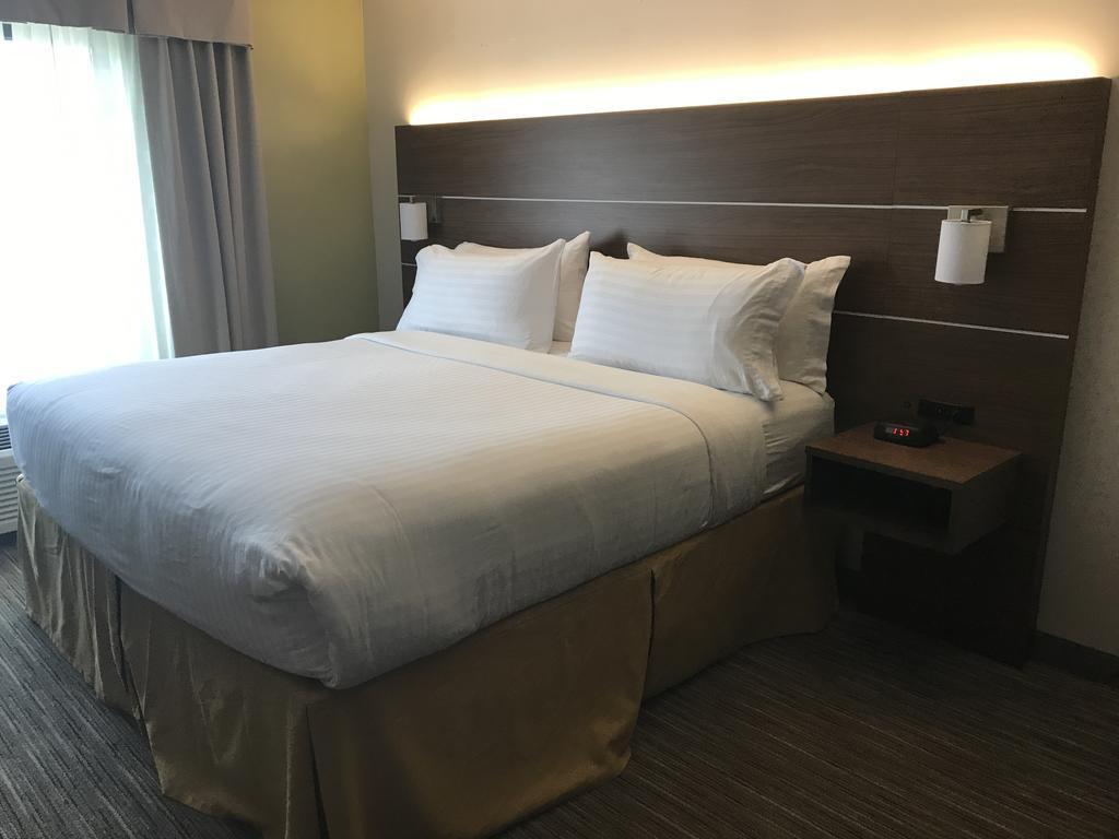 Holiday Express & East By Ihg Louisville