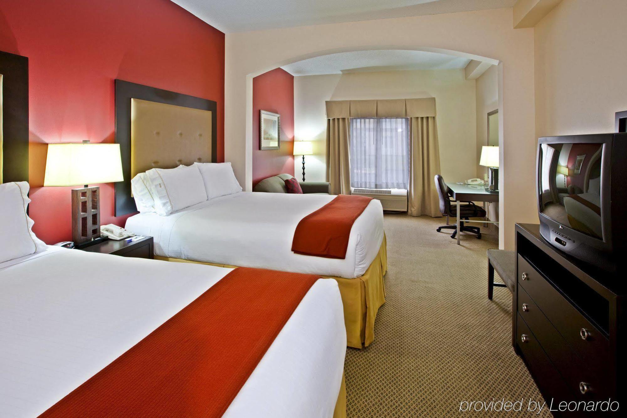 Holiday Express & East By Ihg Louisville