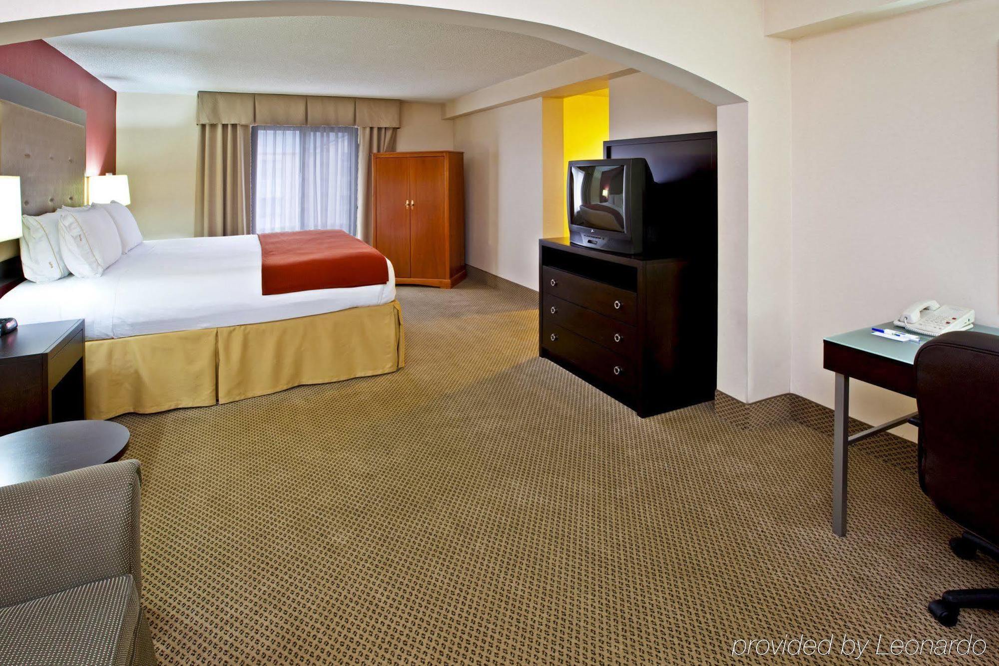Hotel Holiday Express & East By Ihg 2*