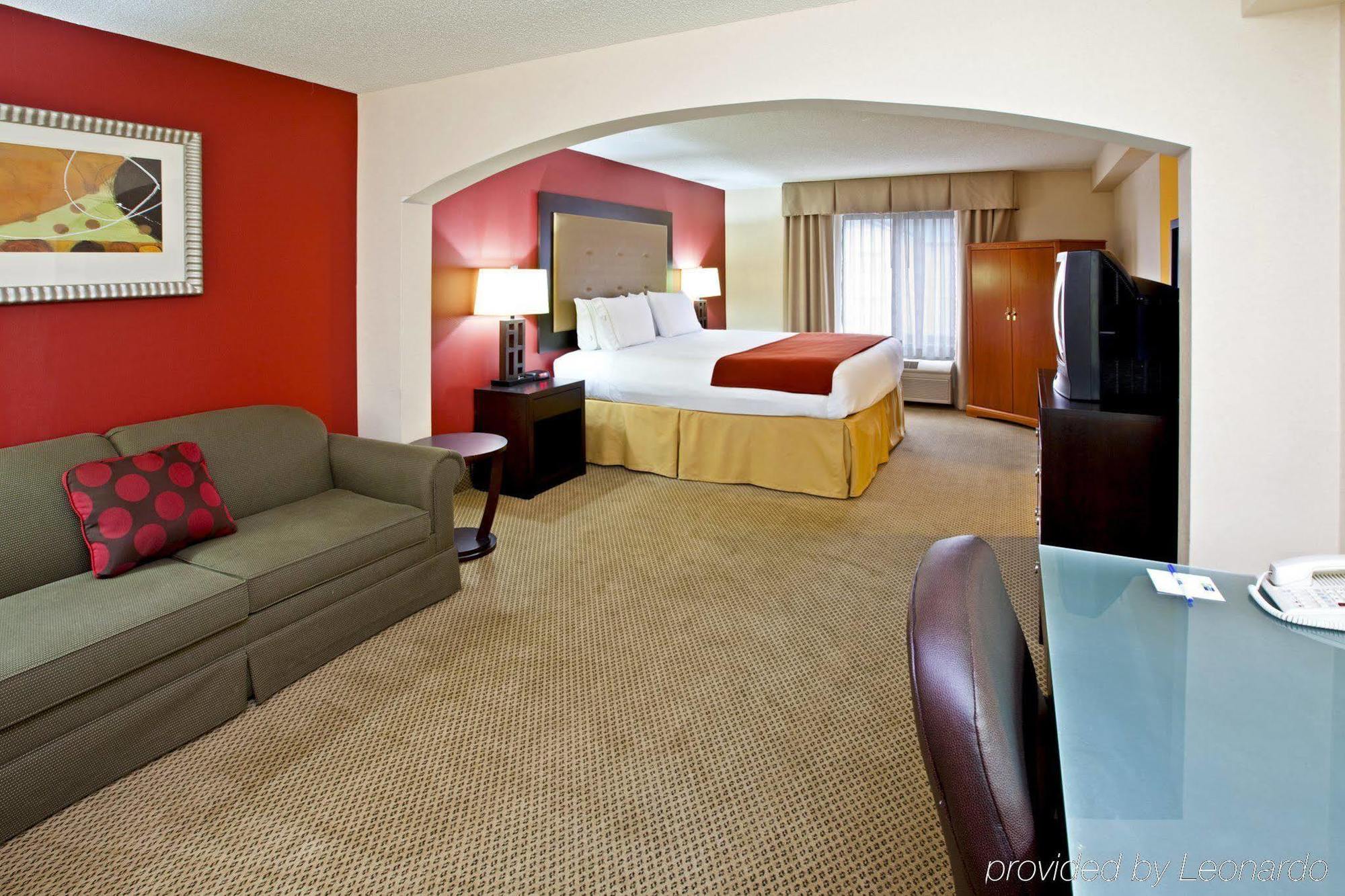 Hotel Holiday Express & East By Ihg 2*