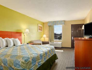 Hotel Ramada By Wyndham North Louisville
