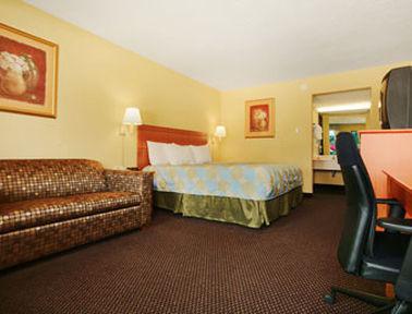 Ramada By Wyndham North Louisville